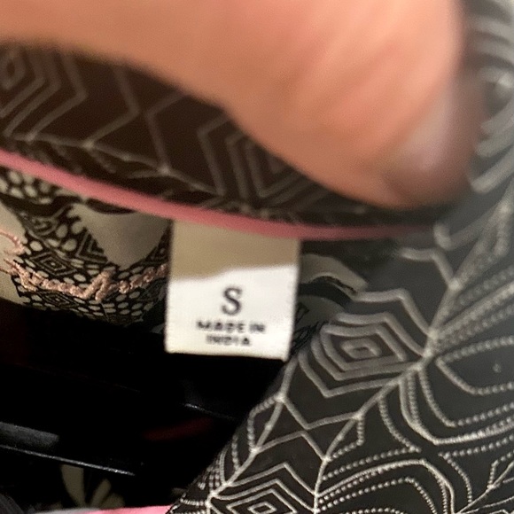 ROBERT GRAHAM Woman’s “Carrie” Floral Shirt - MSRP $258 - Picture 6 of 8